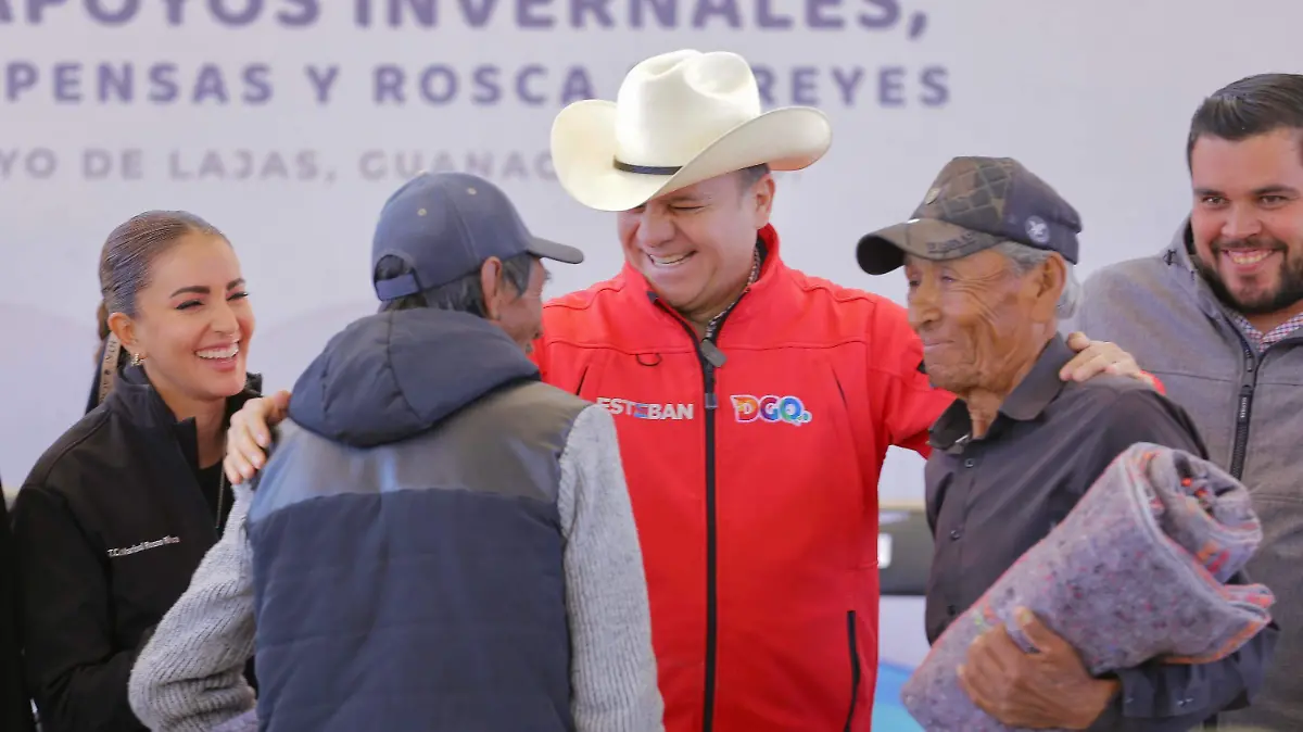 Ante las bajas temperaturas, Marisol y Esteban recorren comunidades alejadas para llevar apoyos invernales6